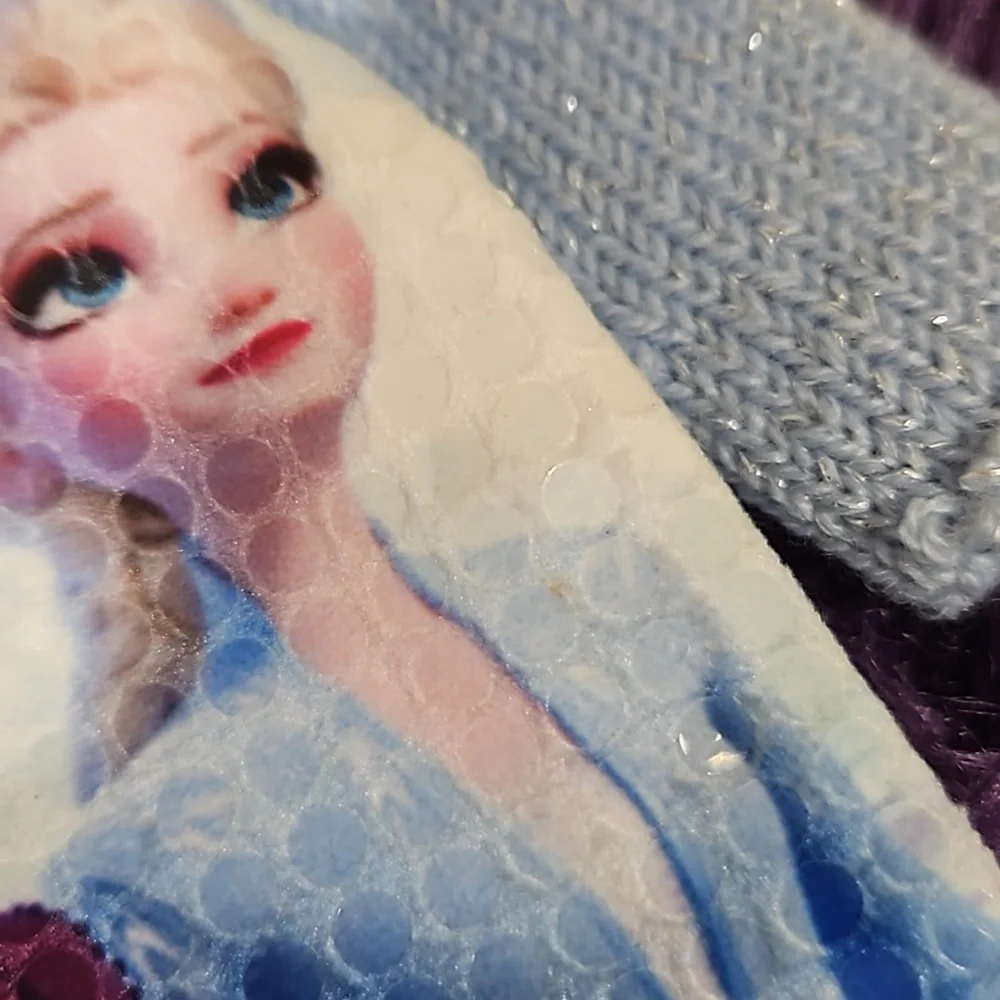Anna & Elsa mittens and earrings set